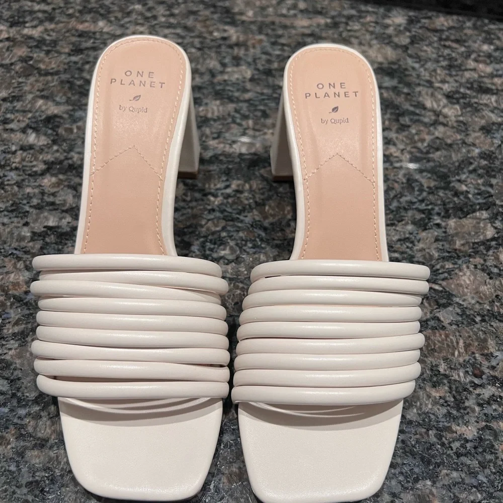 NEW!Your to -go- to slip on small Sandals and super comfortable - Picture 7 of 9